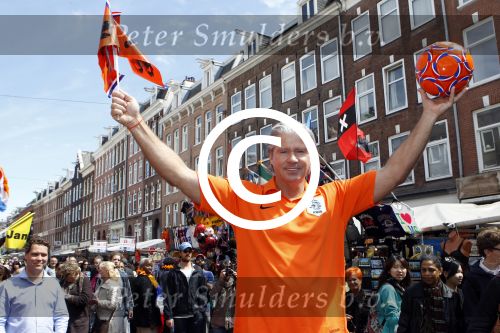 Amsterdam 14 mei 2012
Dries Roelvink zingt zijn liedje over het nederlands elftal op de albert Cuyp markt.
Peter Smulders bv