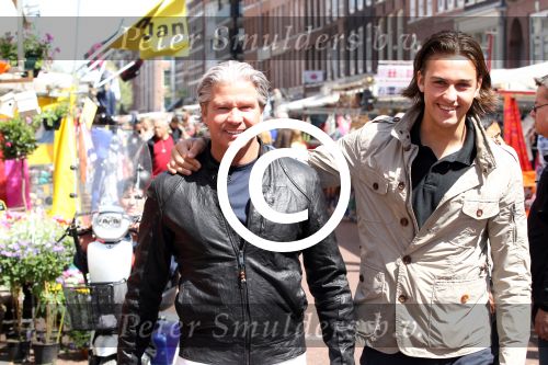 Amsterdam 14 mei 2012
Dries Roelvink zingt zijn liedje over het nederlands elftal op de albert Cuyp markt.
Peter Smulders bv