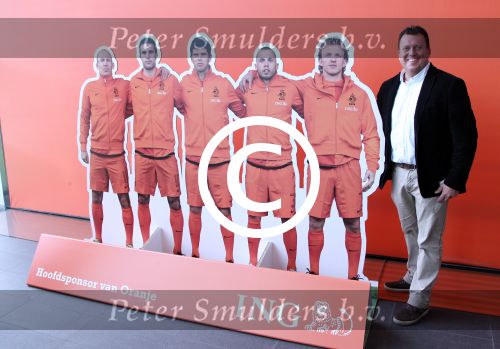 Amsterdam 15 mei 2012
Rene Froger krijgt uit handen van ING CEO Nick Jue de eerste oranje single overhandigt en de nieuweste commercial van ING ivm het EK wordt getoond .Edwin Bredius
Peter Smulders bv