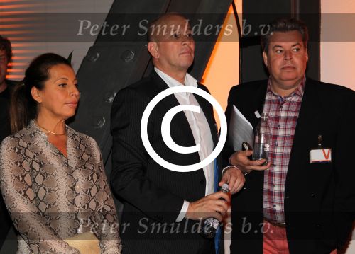 Amsterdam 15 mei 2012
Rene Froger krijgt uit handen van ING CEO Nick Jue de eerste oranje single overhandigt en de nieuweste commercial van ING ivm het EK wordt getoond .Benno de Leeuw Frank Schmitt en Esther Oosterbeek
Peter Smulders bv