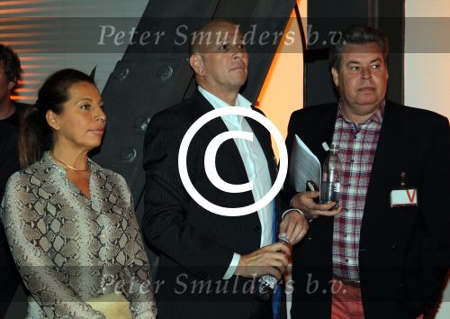 Amsterdam 15 mei 2012
Rene Froger krijgt uit handen van ING CEO Nick Jue de eerste oranje single overhandigt en de nieuweste commercial van ING ivm het EK wordt getoond .Benno de Leeuw Frank Schmitt en Esther Oosterbeek
Peter Smulders bv
