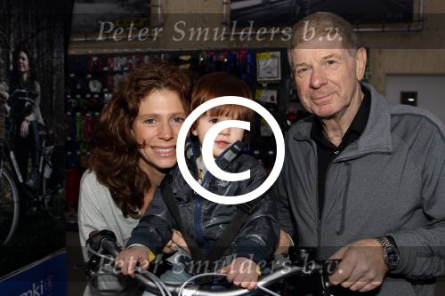 Nieuwegein 26 april 2012
Barbara Barend en haar zoon Seb bij presentatie fiets waarvan gedeelt opbrengst naar MKI gaat. Frits Barend en Harold Robles
Peter Smulders bv