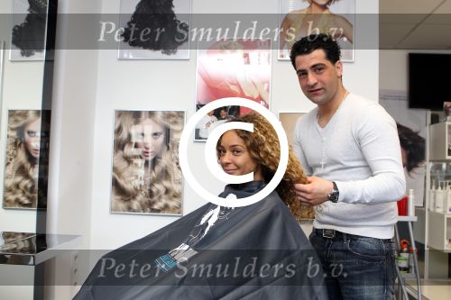 Hoofddorp 14 mei 2012
Kapper Hanni Hanna knipt Fajah lourens. Hanni knipt vele voetballers en bn ers.
Peter Smulders bv