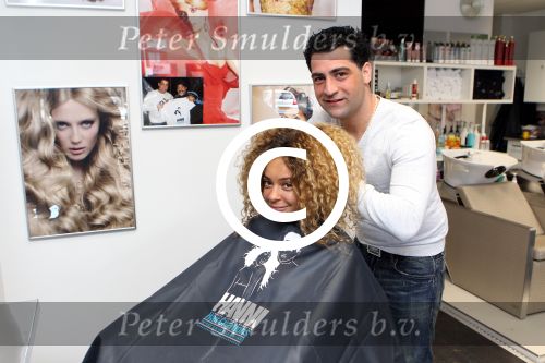 Hoofddorp 14 mei 2012
Kapper Hanni Hanna knipt Fajah lourens. Hanni knipt vele voetballers en bn ers.
Peter Smulders bv