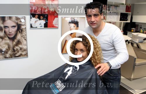 Hoofddorp 14 mei 2012
Kapper Hanni Hanna knipt Fajah lourens. Hanni knipt vele voetballers en bn ers.
Peter Smulders bv