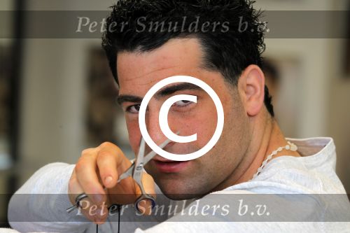 Hoofddorp 14 mei 2012
Kapper Hanni Hanna knipt Fajah lourens. Hanni knipt vele voetballers en bn ers.
Peter Smulders bv