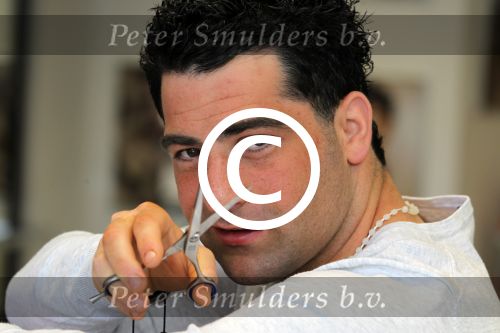 Hoofddorp 14 mei 2012
Kapper Hanni Hanna knipt Fajah lourens. Hanni knipt vele voetballers en bn ers.
Peter Smulders bv