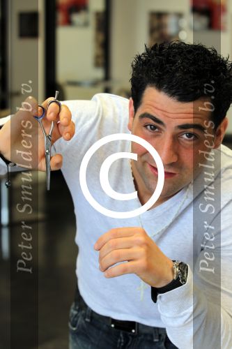 Hoofddorp 14 mei 2012
Kapper Hanni Hanna knipt Fajah lourens. Hanni knipt vele voetballers en bn ers.
Peter Smulders bv