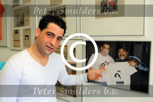 Hoofddorp 14 mei 2012
Kapper Hanni Hanna knipt Fajah lourens. Hanni knipt vele voetballers en bn ers.
Peter Smulders bv