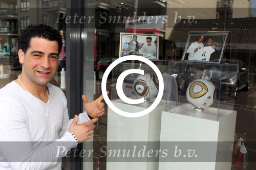 Hoofddorp 14 mei 2012
Kapper Hanni Hanna knipt Fajah lourens. Hanni knipt vele voetballers en bn ers.
Peter Smulders bv