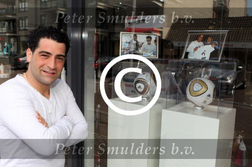 Hoofddorp 14 mei 2012
Kapper Hanni Hanna knipt Fajah lourens. Hanni knipt vele voetballers en bn ers.
Peter Smulders bv