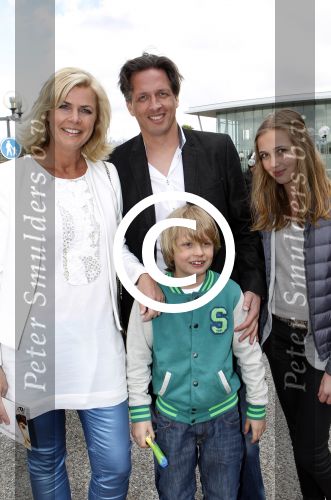Hoofddorp 21 april 2012
Premiere sneeuwwitje in bioscoop Hoofddorp. Irene Moors met man Barry en kinderen
Peter Smulders bv