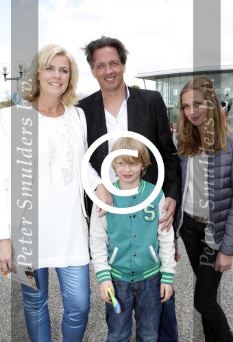 Hoofddorp 21 april 2012
Premiere sneeuwwitje in bioscoop Hoofddorp. Irene Moors met man Barry en kinderen
Peter Smulders bv