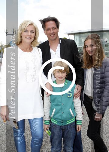 Hoofddorp 21 april 2012
Premiere sneeuwwitje in bioscoop Hoofddorp. Irene Moors met man Barry en kinderen
Peter Smulders bv