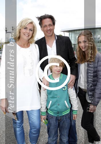 Hoofddorp 21 april 2012
Premiere sneeuwwitje in bioscoop Hoofddorp. Irene Moors met man Barry en kinderen
Peter Smulders bv