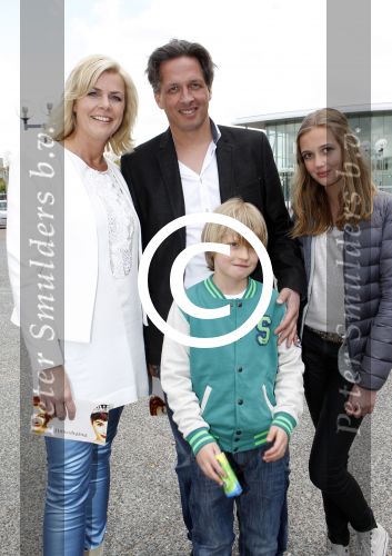 Hoofddorp 21 april 2012
Premiere sneeuwwitje in bioscoop Hoofddorp. Irene Moors met man Barry en kinderen
Peter Smulders bv