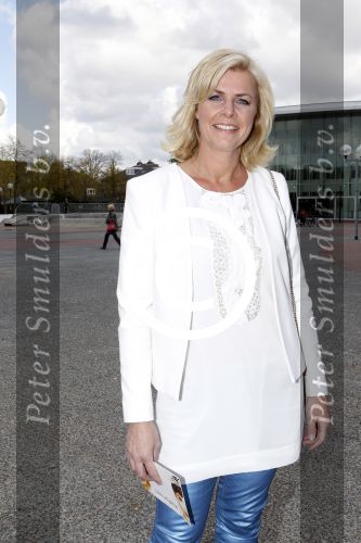 Hoofddorp 21 april 2012
Premiere sneeuwwitje in bioscoop Hoofddorp. Irene Moors met man Barry en kinderen
Peter Smulders bv