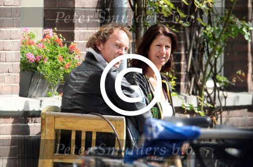 Amsterdam 9 mei 2012
Isa Hoes met een vriend voor haar huis.
Peter Smulders bv