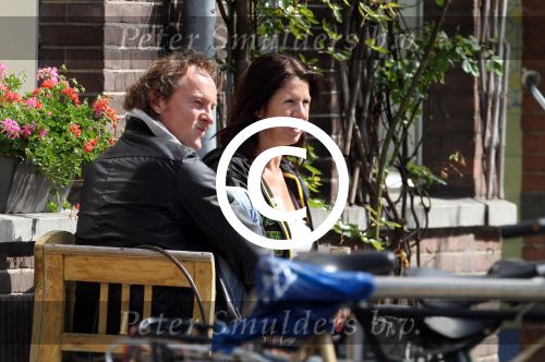 Amsterdam 9 mei 2012
Isa Hoes met een vriend voor haar huis.
Peter Smulders bv
