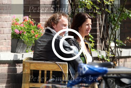 Amsterdam 9 mei 2012
Isa Hoes met een vriend voor haar huis.
Peter Smulders bv