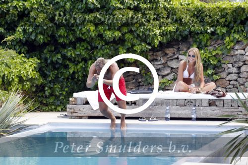 Ibiza 2 mei 2012
John Ewbank en zijn nieuwe vriendin Kelly Weekers op vakantie op ibiza.
Peter Smulders bv