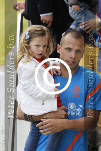 Lausanne, 17 en 18 Mei 2012
Nederlands elftal op traingskamp op weg naar het EK 2012
John Heitinga met zijn vrouw Charlotte Heitinga-Zenden en hun kinderen
Foto Peter Smulders BV