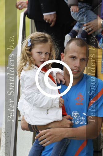 Lausanne, 17 en 18 Mei 2012
Nederlands elftal op traingskamp op weg naar het EK 2012
John Heitinga met zijn vrouw Charlotte Heitinga-Zenden en hun kinderen
Foto Peter Smulders BV