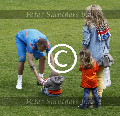 Lausanne, 17 en 18 Mei 2012
Nederlands elftal op traingskamp op weg naar het EK 2012
John Heitinga met zijn vrouw Charlotte Heitinga-Zenden en hun kinderen
Foto Peter Smulders BV