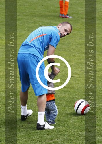 Lausanne, 17 en 18 Mei 2012
Nederlands elftal op traingskamp op weg naar het EK 2012
John Heitinga met zijn vrouw Charlotte Heitinga-Zenden en hun kinderen
Foto Peter Smulders BV