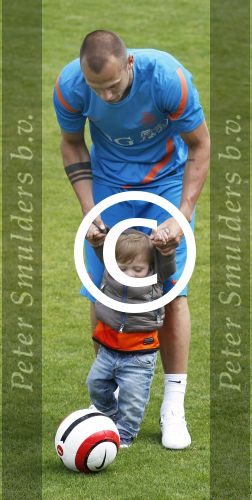 Lausanne, 17 en 18 Mei 2012
Nederlands elftal op traingskamp op weg naar het EK 2012
John Heitinga met zijn vrouw Charlotte Heitinga-Zenden en hun kinderen
Foto Peter Smulders BV