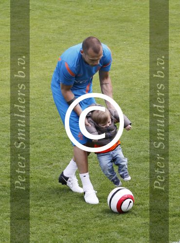 Lausanne, 17 en 18 Mei 2012
Nederlands elftal op traingskamp op weg naar het EK 2012
John Heitinga met zijn vrouw Charlotte Heitinga-Zenden en hun kinderen
Foto Peter Smulders BV