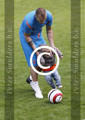 Lausanne, 17 en 18 Mei 2012
Nederlands elftal op traingskamp op weg naar het EK 2012
John Heitinga met zijn vrouw Charlotte Heitinga-Zenden en hun kinderen
Foto Peter Smulders BV