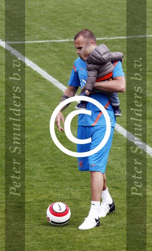 Lausanne, 17 en 18 Mei 2012
Nederlands elftal op traingskamp op weg naar het EK 2012
John Heitinga met zijn vrouw Charlotte Heitinga-Zenden en hun kinderen
Foto Peter Smulders BV