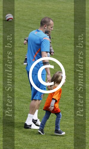 Lausanne, 17 en 18 Mei 2012
Nederlands elftal op traingskamp op weg naar het EK 2012
John Heitinga met zijn vrouw Charlotte Heitinga-Zenden en hun kinderen
Foto Peter Smulders BV