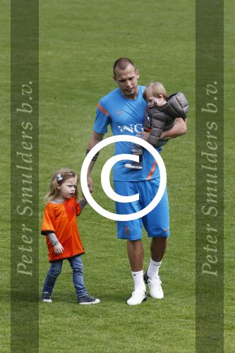 Lausanne, 17 en 18 Mei 2012
Nederlands elftal op traingskamp op weg naar het EK 2012
John Heitinga met zijn vrouw Charlotte Heitinga-Zenden en hun kinderen
Foto Peter Smulders BV