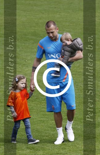 Lausanne, 17 en 18 Mei 2012
Nederlands elftal op traingskamp op weg naar het EK 2012
John Heitinga met zijn vrouw Charlotte Heitinga-Zenden en hun kinderen
Foto Peter Smulders BV