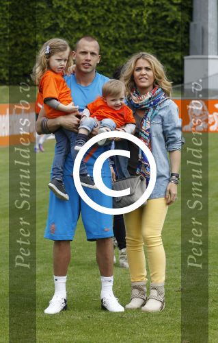 Lausanne, 17 en 18 Mei 2012
Nederlands elftal op traingskamp op weg naar het EK 2012
John Heitinga met zijn vrouw Charlotte Heitinga-Zenden en hun kinderen
Foto Peter Smulders BV