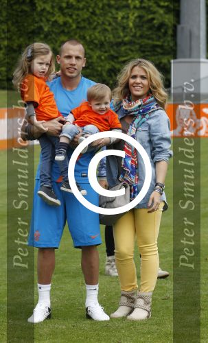 Lausanne, 17 en 18 Mei 2012
Nederlands elftal op traingskamp op weg naar het EK 2012
John Heitinga met zijn vrouw Charlotte Heitinga-Zenden en hun kinderen
Foto Peter Smulders BV