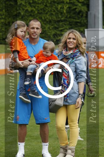 Lausanne, 17 en 18 Mei 2012
Nederlands elftal op traingskamp op weg naar het EK 2012
John Heitinga met zijn vrouw Charlotte Heitinga-Zenden en hun kinderen
Foto Peter Smulders BV