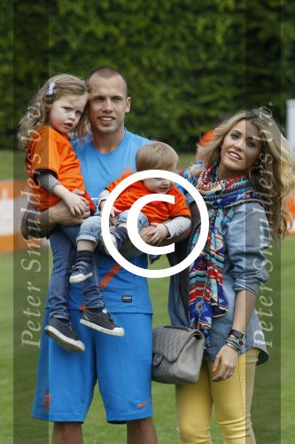 Lausanne, 17 en 18 Mei 2012
Nederlands elftal op traingskamp op weg naar het EK 2012
John Heitinga met zijn vrouw Charlotte Heitinga-Zenden en hun kinderen
Foto Peter Smulders BV