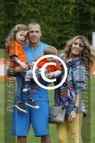 Lausanne, 17 en 18 Mei 2012
Nederlands elftal op traingskamp op weg naar het EK 2012
John Heitinga met zijn vrouw Charlotte Heitinga-Zenden en hun kinderen
Foto Peter Smulders BV