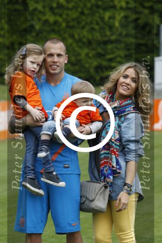 Lausanne, 17 en 18 Mei 2012
Nederlands elftal op traingskamp op weg naar het EK 2012
John Heitinga met zijn vrouw Charlotte Heitinga-Zenden en hun kinderen
Foto Peter Smulders BV