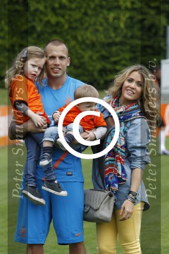 Lausanne, 17 en 18 Mei 2012
Nederlands elftal op traingskamp op weg naar het EK 2012
John Heitinga met zijn vrouw Charlotte Heitinga-Zenden en hun kinderen
Foto Peter Smulders BV