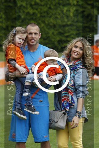 Lausanne, 17 en 18 Mei 2012
Nederlands elftal op traingskamp op weg naar het EK 2012
John Heitinga met zijn vrouw Charlotte Heitinga-Zenden en hun kinderen
Foto Peter Smulders BV