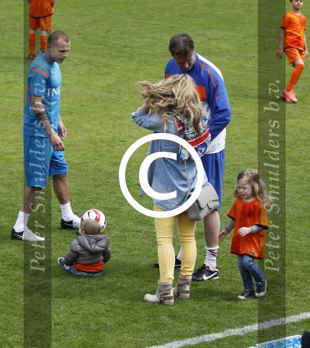 Lausanne, 17 en 18 Mei 2012
Nederlands elftal op traingskamp op weg naar het EK 2012
John Heitinga met zijn vrouw Charlotte Heitinga-Zenden en hun kinderen
Foto Peter Smulders BV