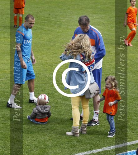 Lausanne, 17 en 18 Mei 2012
Nederlands elftal op traingskamp op weg naar het EK 2012
John Heitinga met zijn vrouw Charlotte Heitinga-Zenden en hun kinderen
Foto Peter Smulders BV