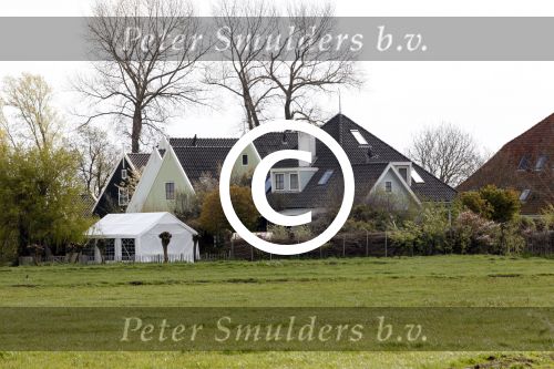 Uitdam 27 april 2012
Katja Schuurman en Thuis Romer hun huis. Katja gaat wandelen op de dijk in Uitdam.
Peter Smulders bv