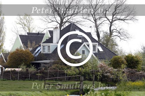 Uitdam 27 april 2012
Katja Schuurman en Thuis Romer hun huis. Katja gaat wandelen op de dijk in Uitdam.
Peter Smulders bv