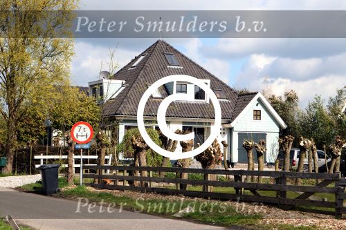 Uitdam 27 april 2012
Katja Schuurman en Thuis Romer hun huis. Katja gaat wandelen op de dijk in Uitdam.
Peter Smulders bv