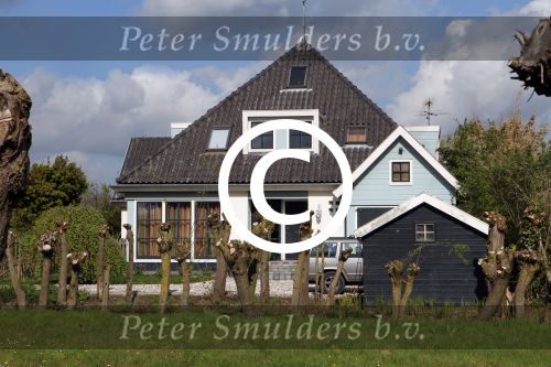 Uitdam 27 april 2012
Katja Schuurman en Thuis Romer hun huis. Katja gaat wandelen op de dijk in Uitdam.
Peter Smulders bv